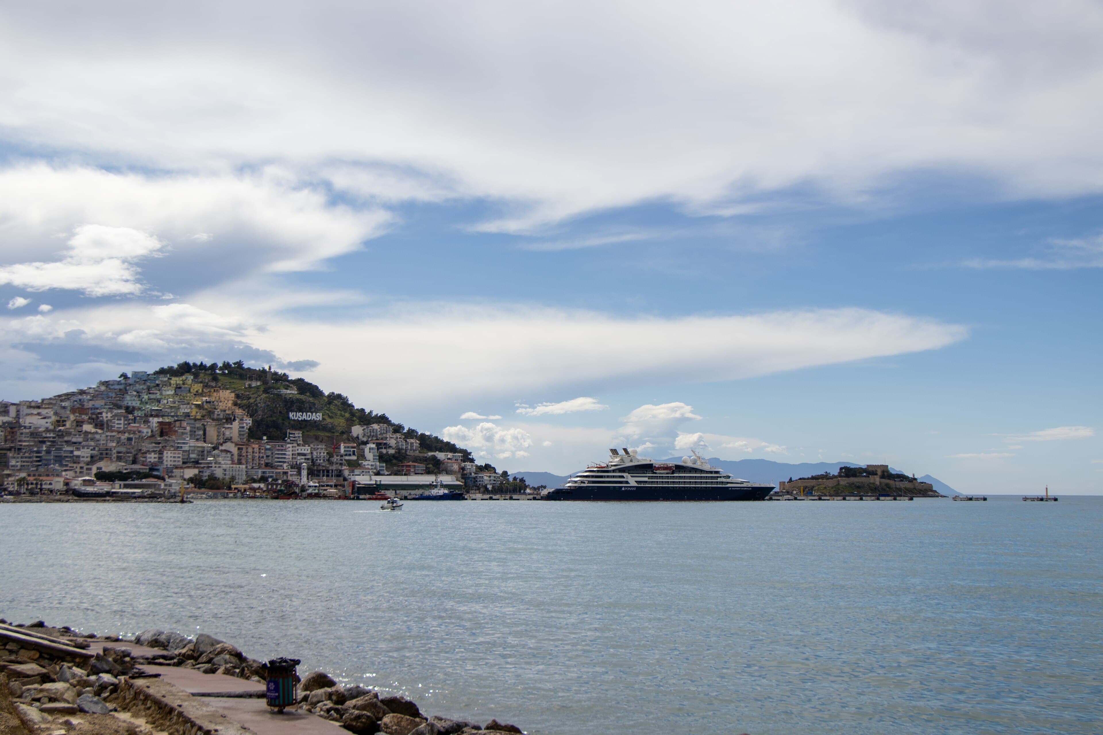 Kusadasi Guvercinada Burg und Meerblick